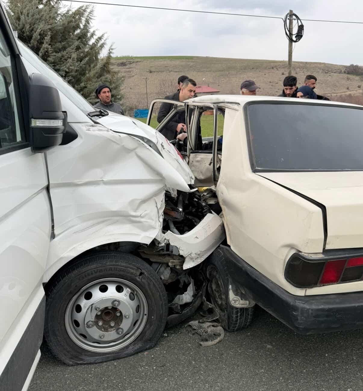 Minibüs ile Tofaş çarpıştı: 4 yaralı
