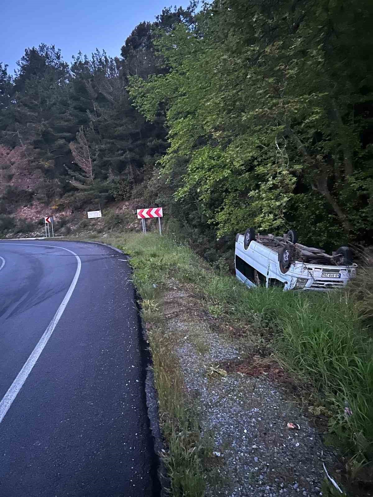 Minibüs yoldan çıktı: 2 yaralı
