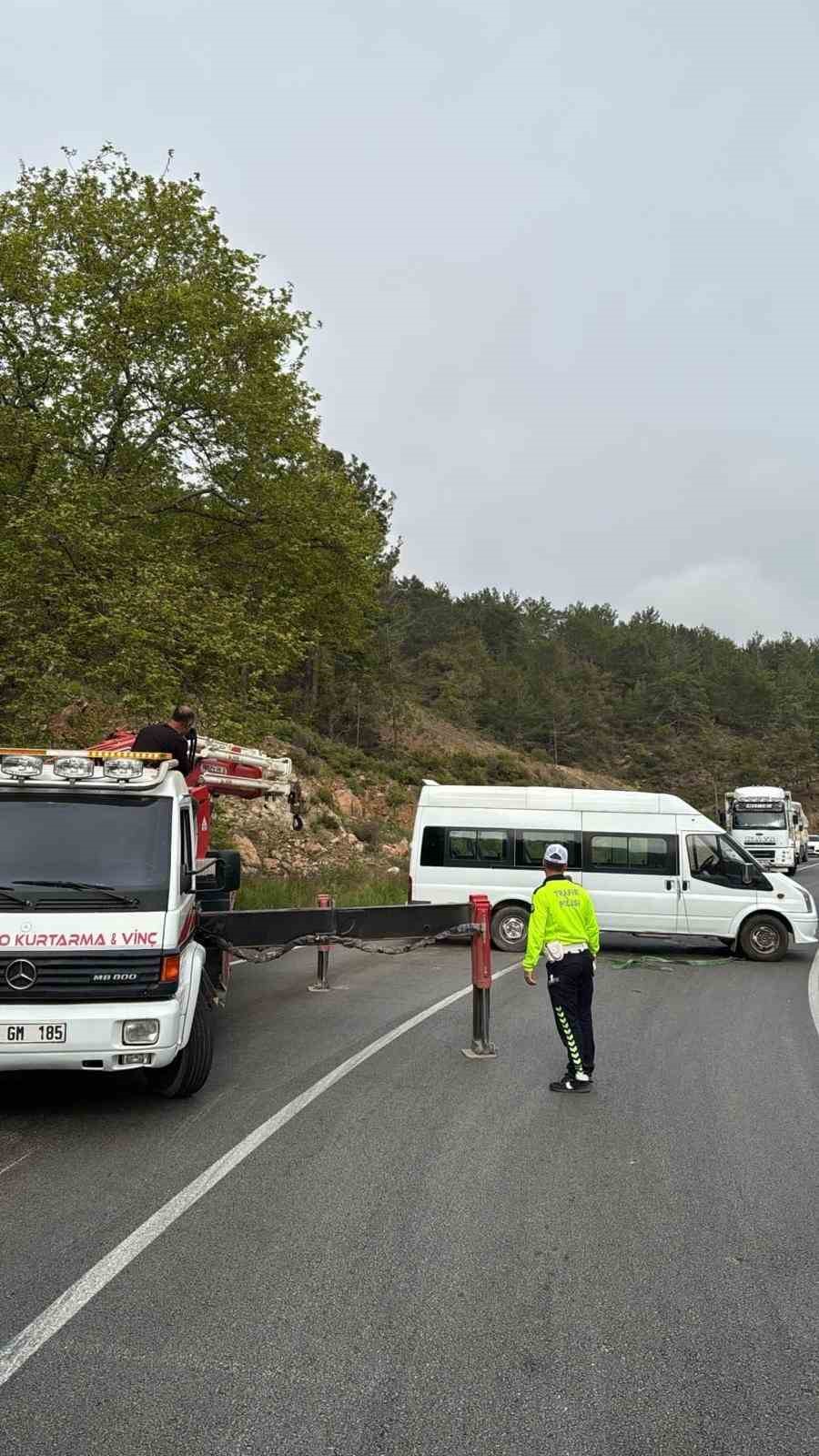 Minibüs yoldan çıktı: 2 yaralı
