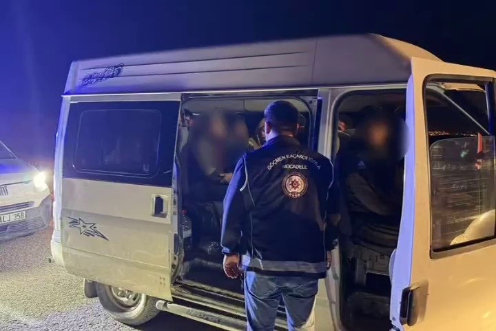 Minibüsle 14 göçmeni kaçıran organizatöre 124 bin TL trafik cezası
