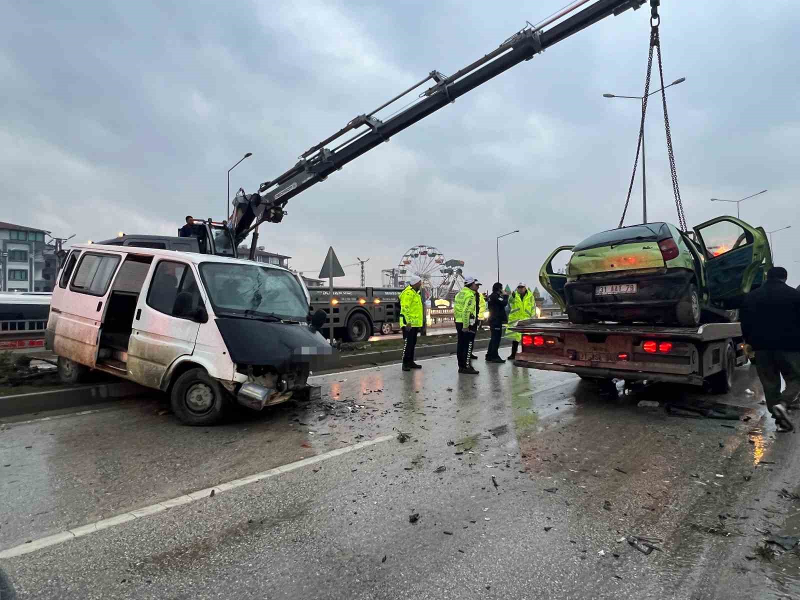 Minibüsle çarpışan otomobil hurdaya döndü: 1’i ağır 5 yaralı
