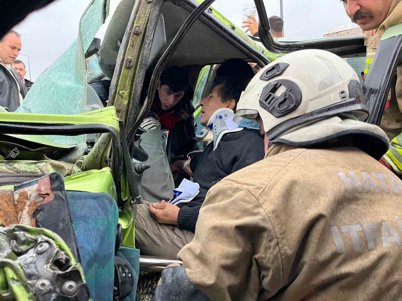 Minibüsle çarpışan otomobil hurdaya döndü: 1’i ağır 5 yaralı
