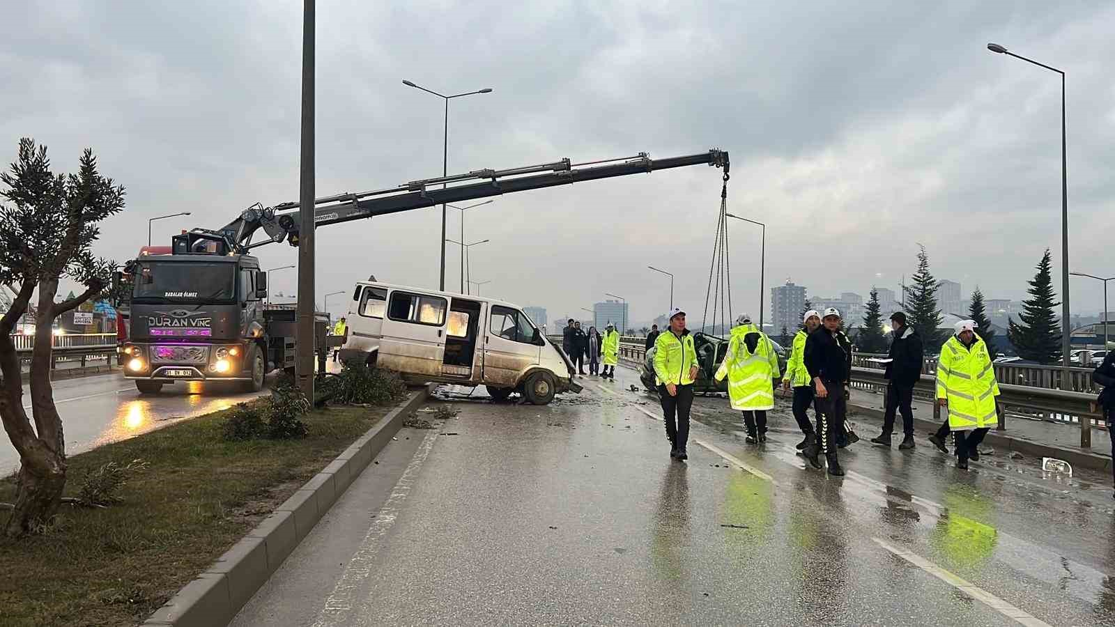 Minibüsle çarpışan otomobil hurdaya döndü: 1’i ağır 5 yaralı
