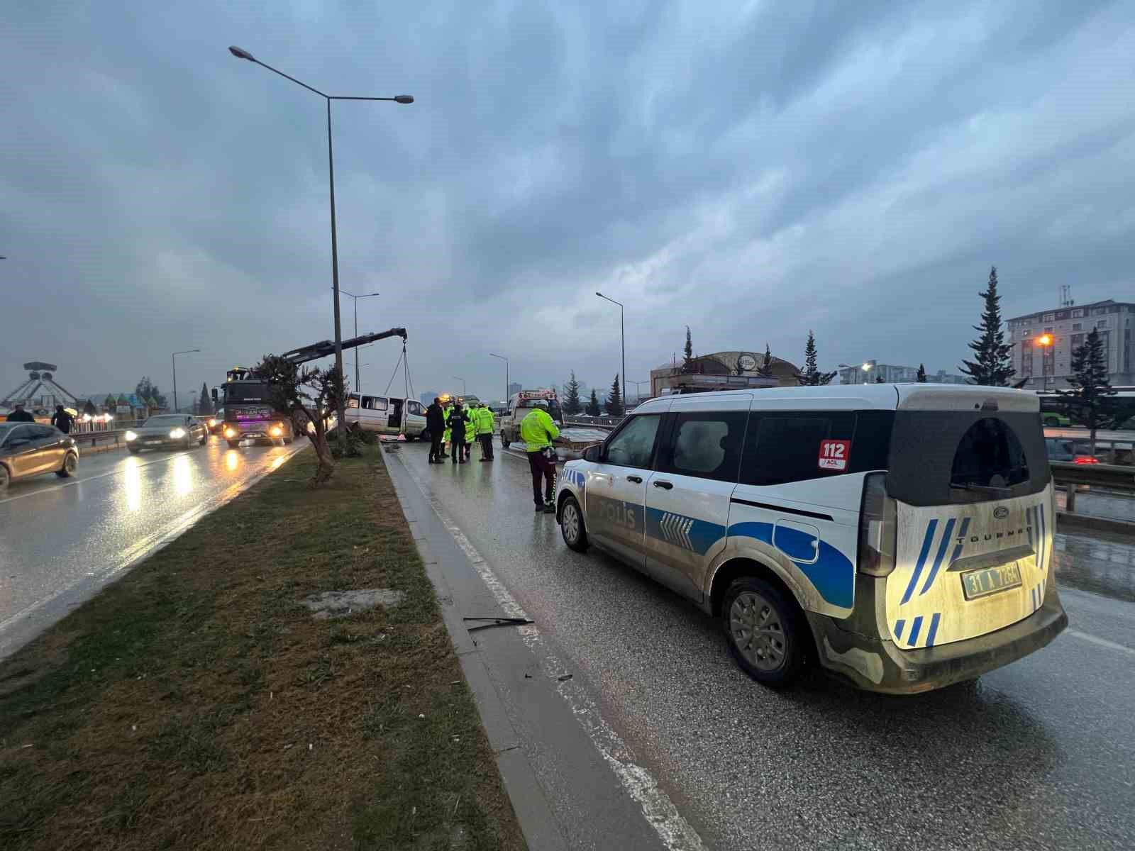 Minibüsle çarpışan otomobil hurdaya döndü: 1’i ağır 5 yaralı
