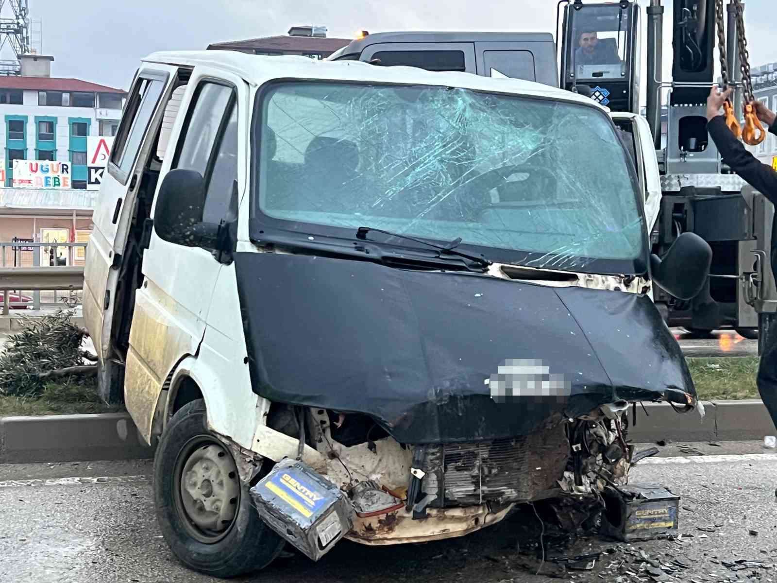 Minibüsle çarpışan otomobil hurdaya döndü: 1’i ağır 5 yaralı
