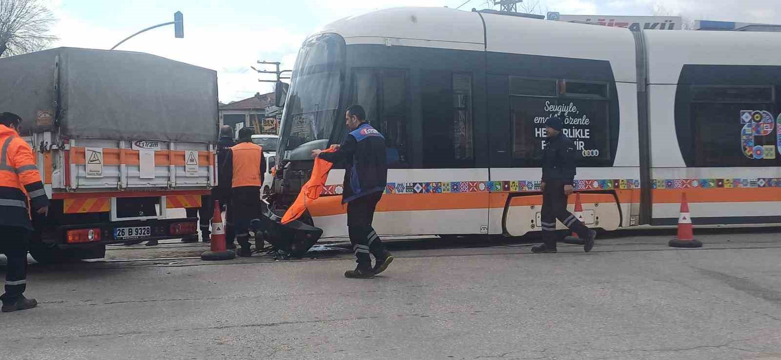 Minibüsle çarpışan tramvay raydan çıktı
