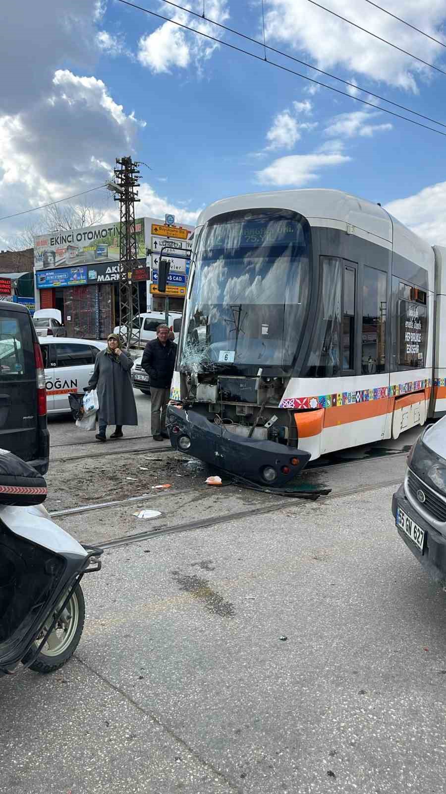 Minibüsle çarpışan tramvay raydan çıktı
