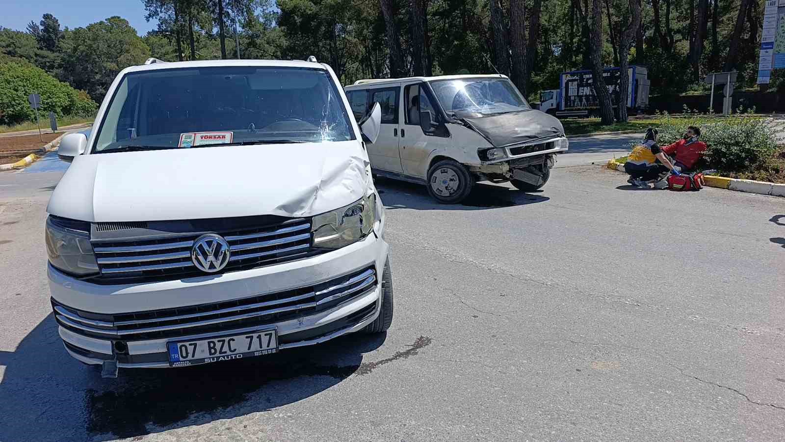 Minibüslerin çarpıştığı kazada sürücüler yaralandı
