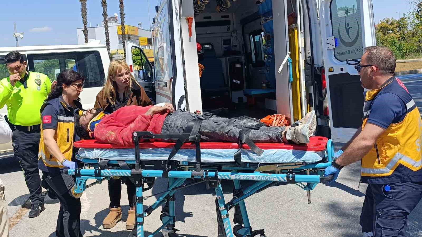 Minibüslerin çarpıştığı kazada sürücüler yaralandı
