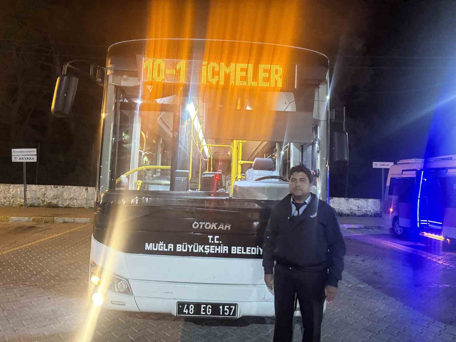 Minibüste fenalaşan öğrenciyi hastaneye yetiştiren şoför Gönen: "İnsanlık vazifemi yaptım"
