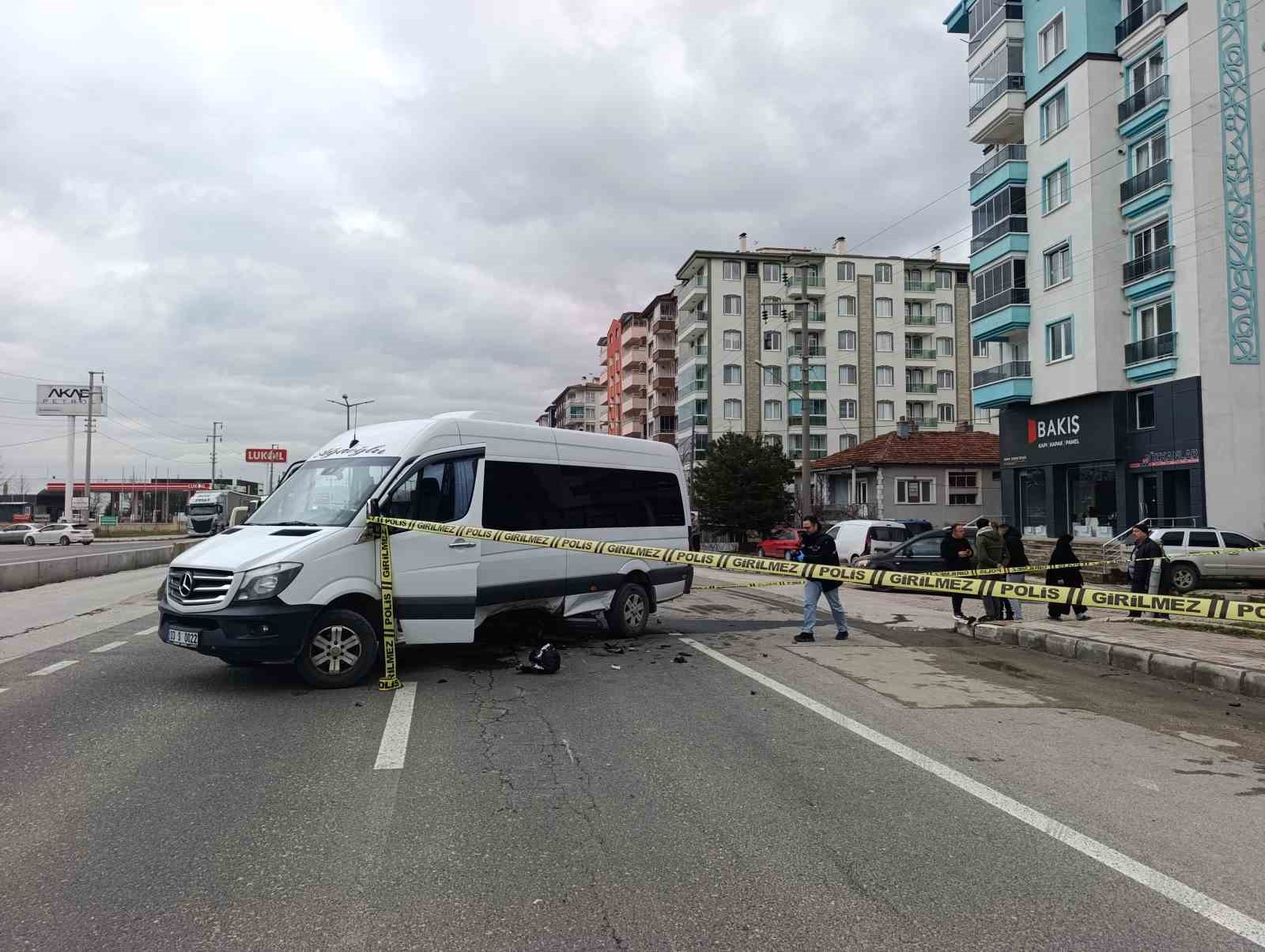 Minibüsün altına giren motosikletin sürücüsü ağır yaralandı
