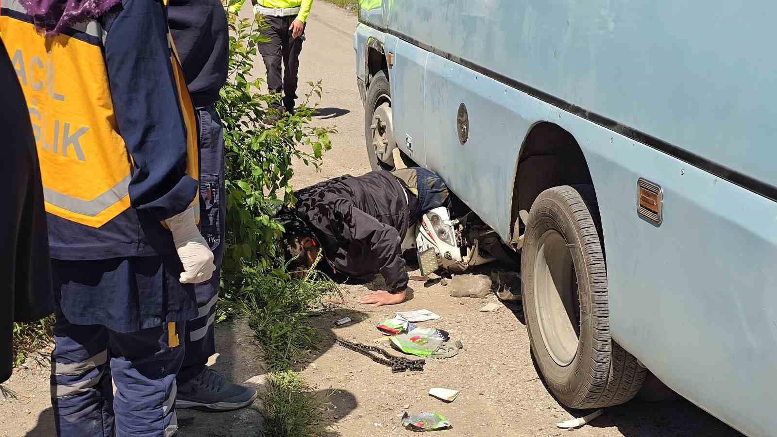 Minibüsün altında can pazarı: Motosikletliyi ekipler zamanla yarışarak kurtardı
