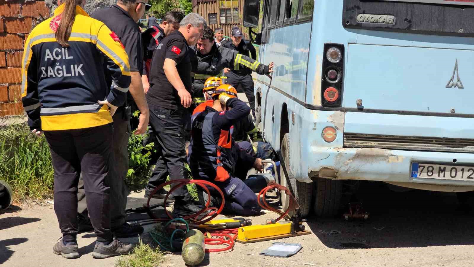 Minibüsün altında can pazarı: Motosikletliyi ekipler zamanla yarışarak kurtardı

