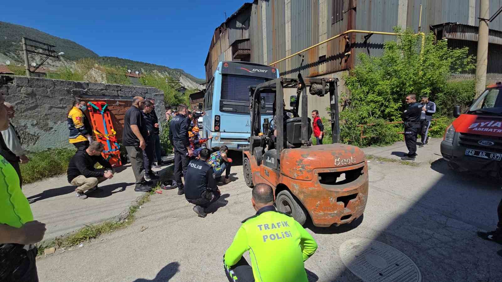 Minibüsün altında can pazarı: Motosikletliyi ekipler zamanla yarışarak kurtardı
