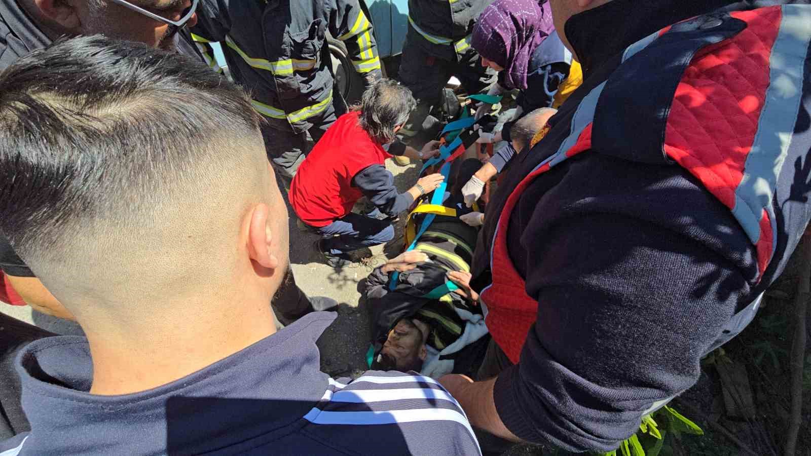 Minibüsün altında can pazarı: Motosikletliyi ekipler zamanla yarışarak kurtardı
