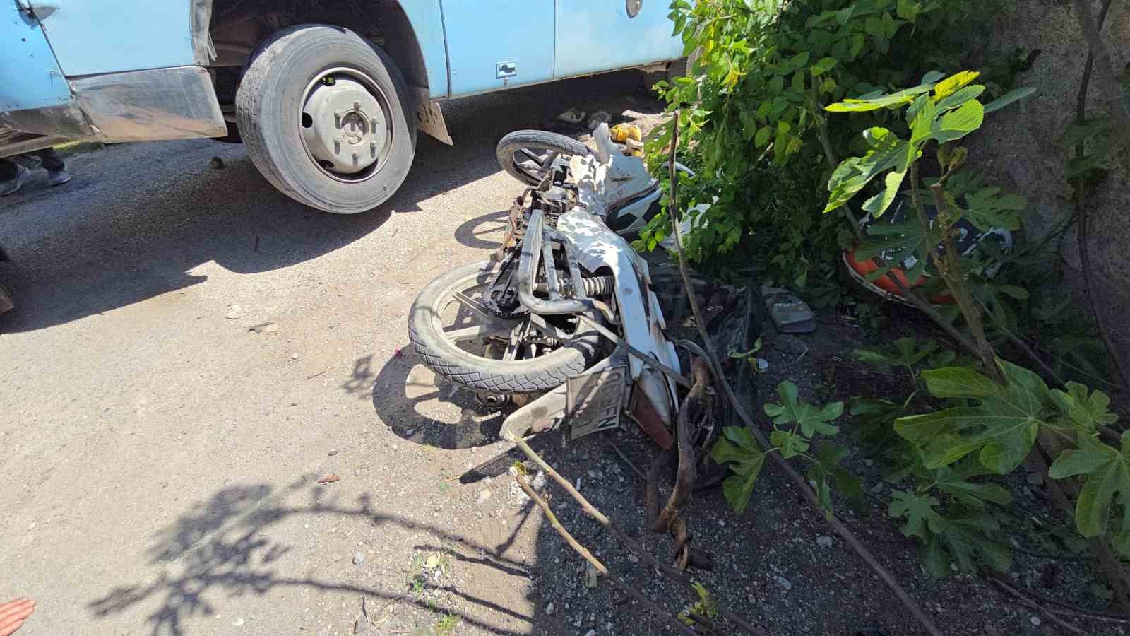 Minibüsün altında can pazarı: Motosikletliyi ekipler zamanla yarışarak kurtardı
