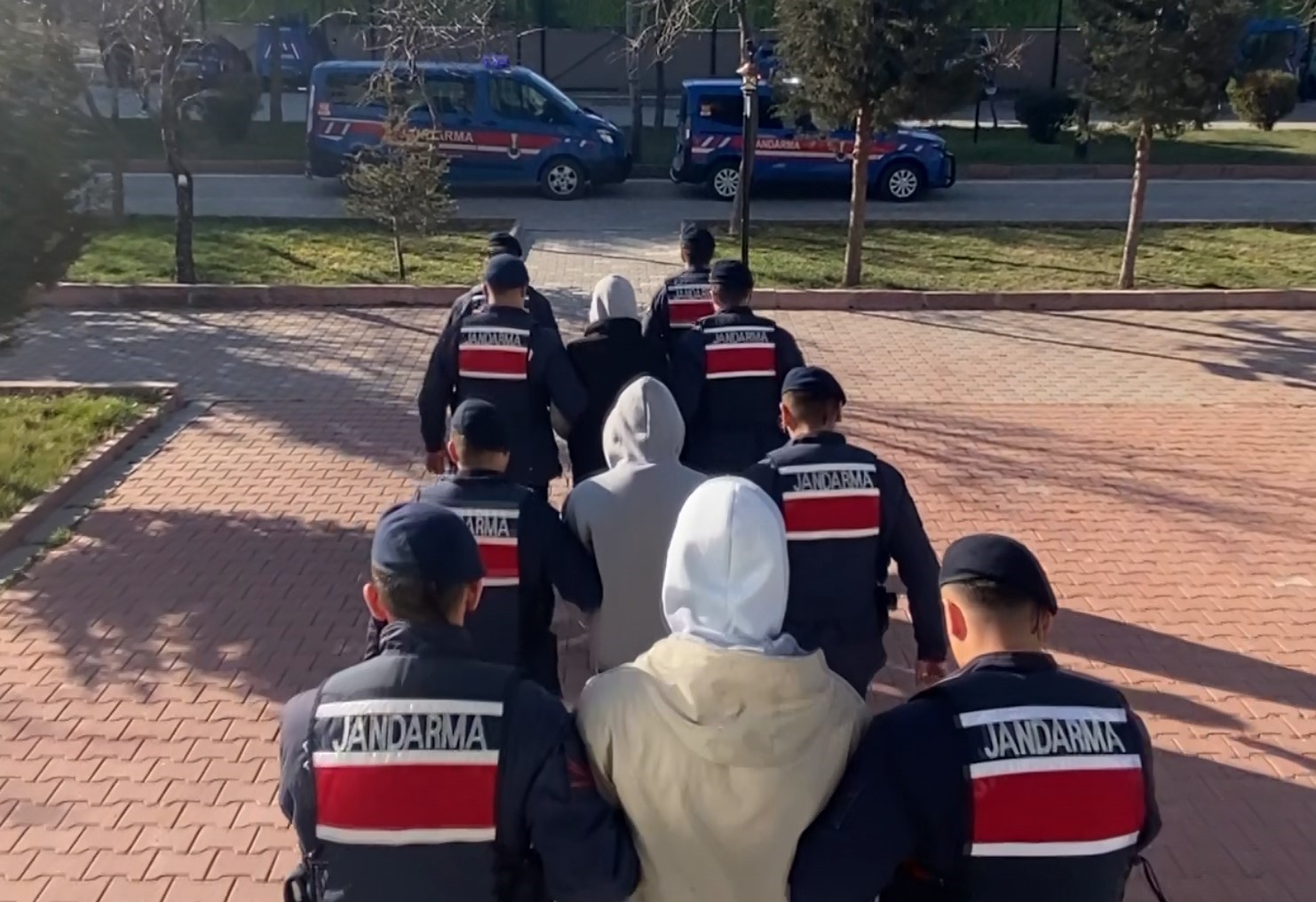 Minibüsün yan kapısının içinden bin 120 adet uyuşturucu hap çıktı
