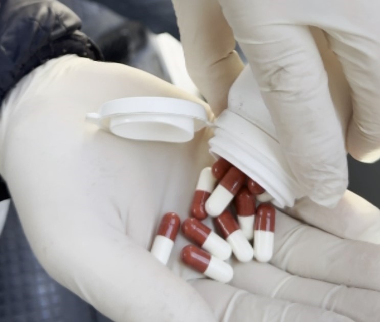 Minibüsün yan kapısının içinden bin 120 adet uyuşturucu hap çıktı
