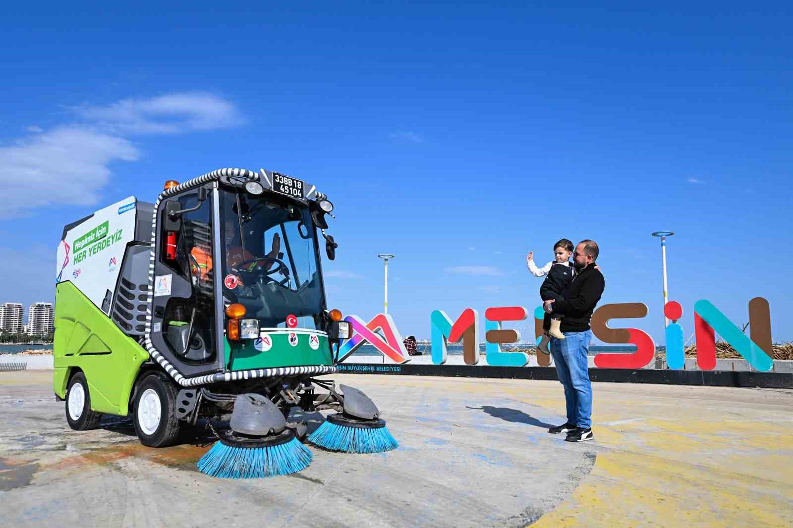 Minik Ayaz’ın süpürge kamyonu hayali gerçek oldu
