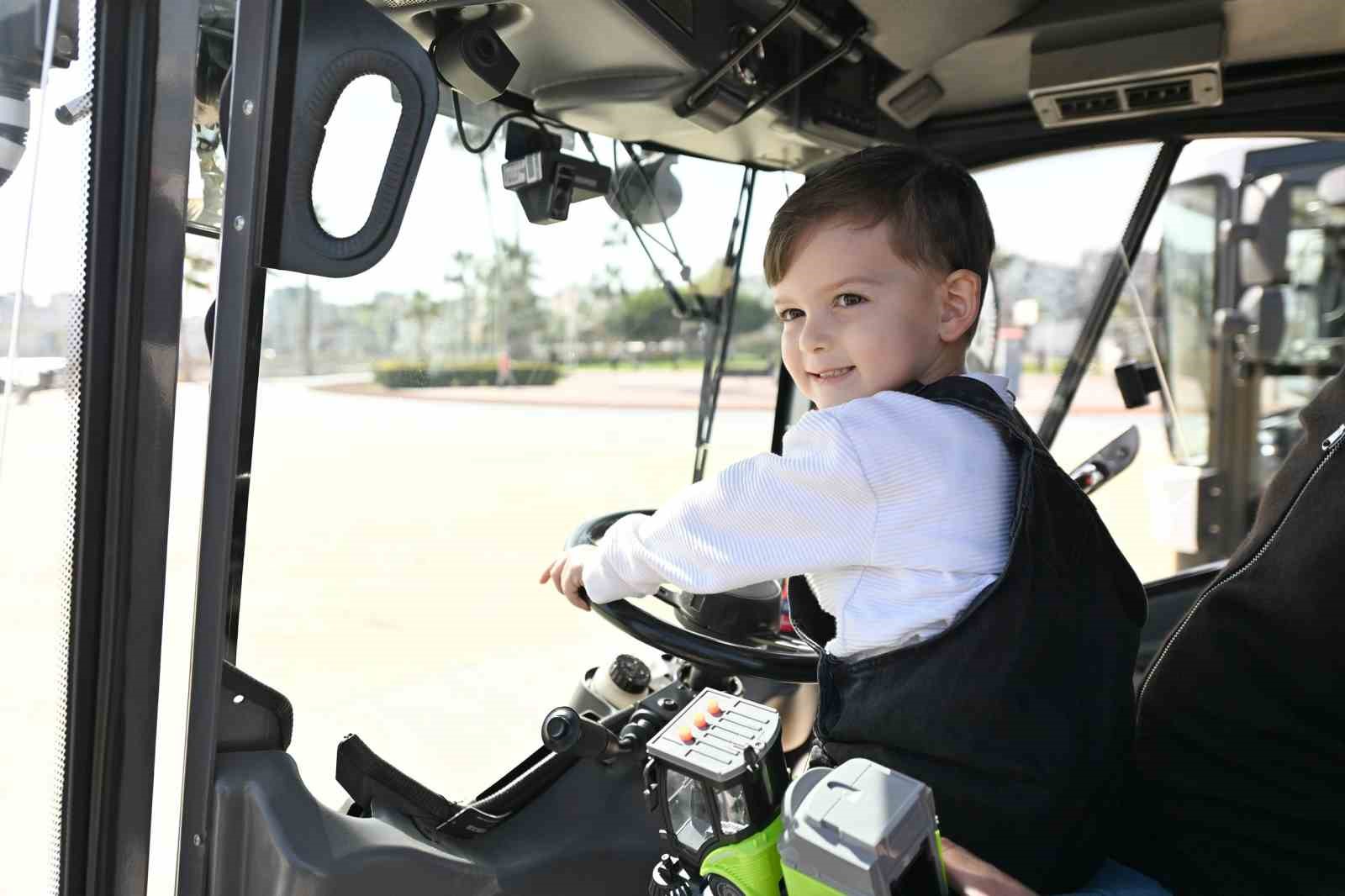 Minik Ayaz’ın süpürge kamyonu hayali gerçek oldu
