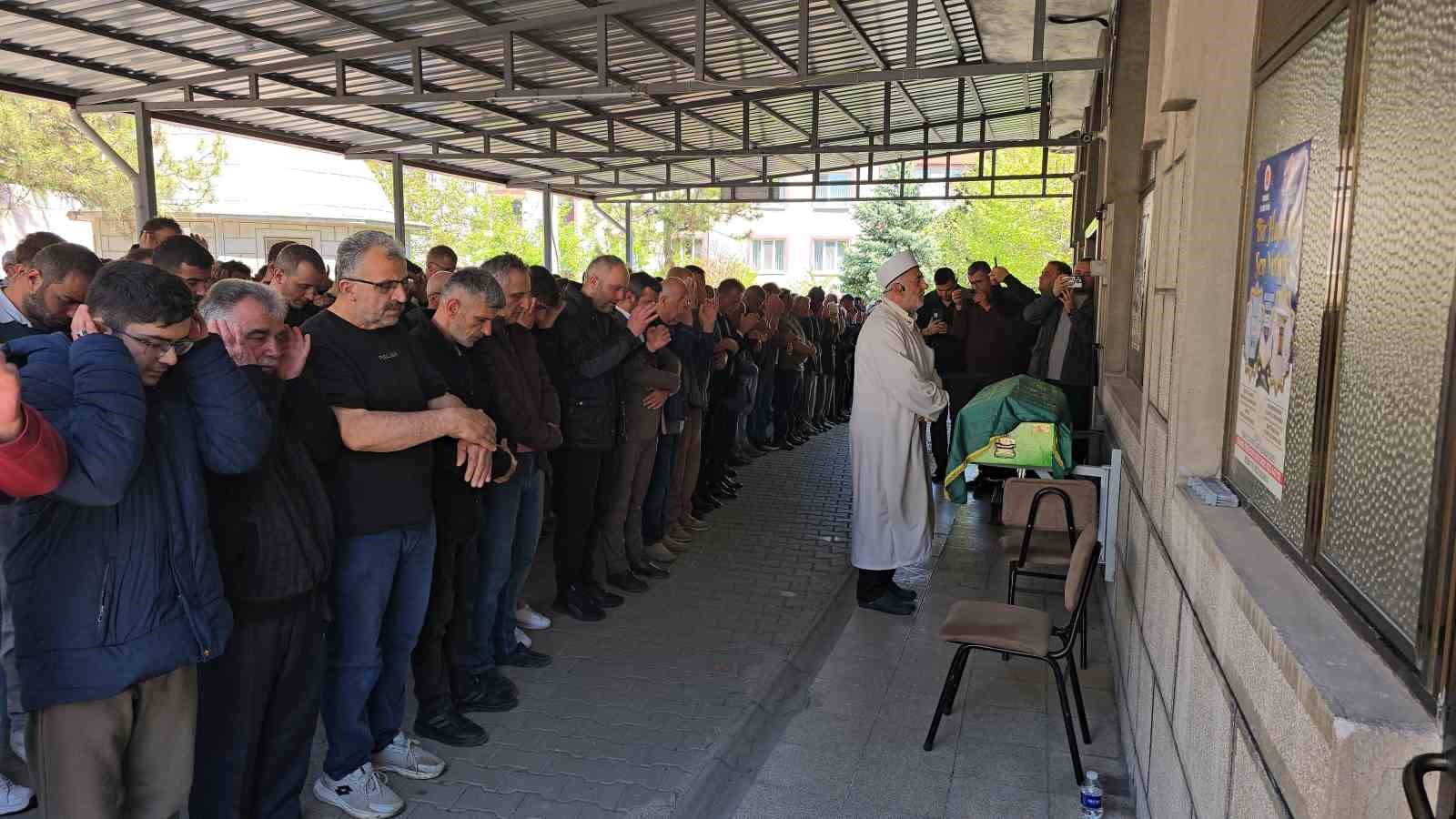 Minik Aybars gözyaşlarıyla son yolculuğuna uğurlandı
