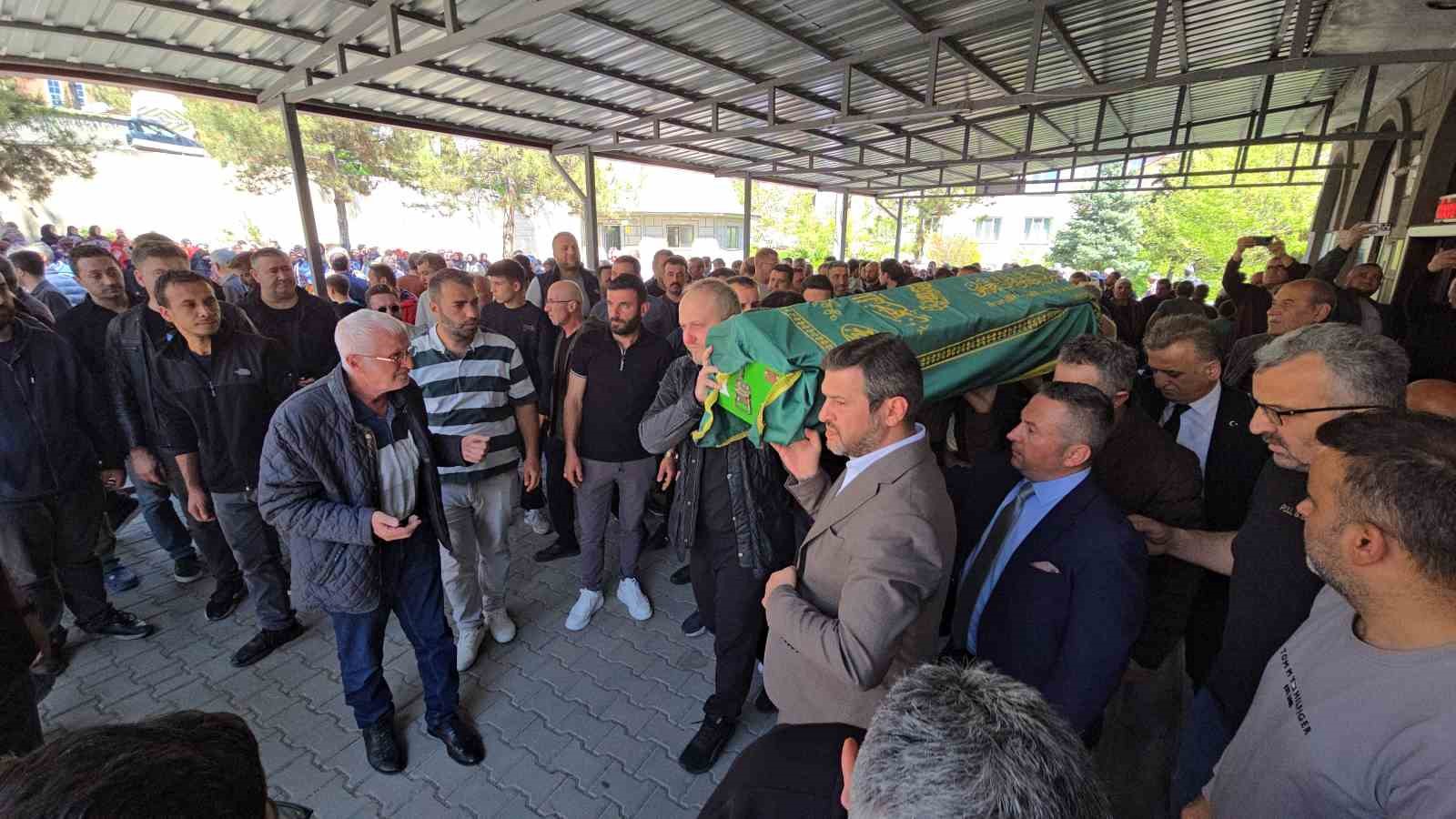 Minik Aybars gözyaşlarıyla son yolculuğuna uğurlandı
