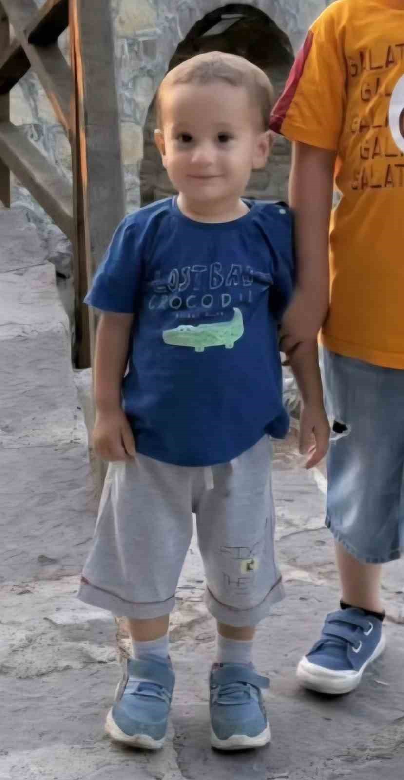 Minik Aybars gözyaşlarıyla son yolculuğuna uğurlandı
