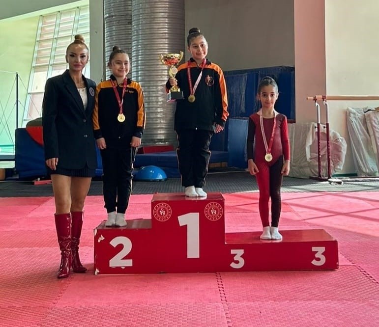 Minik cimnastikçilerden Özay Gönlüm’e vefa
