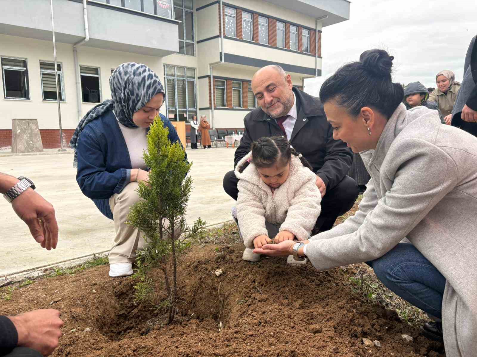 Minik eller fidanları toprakla buluşturdu
