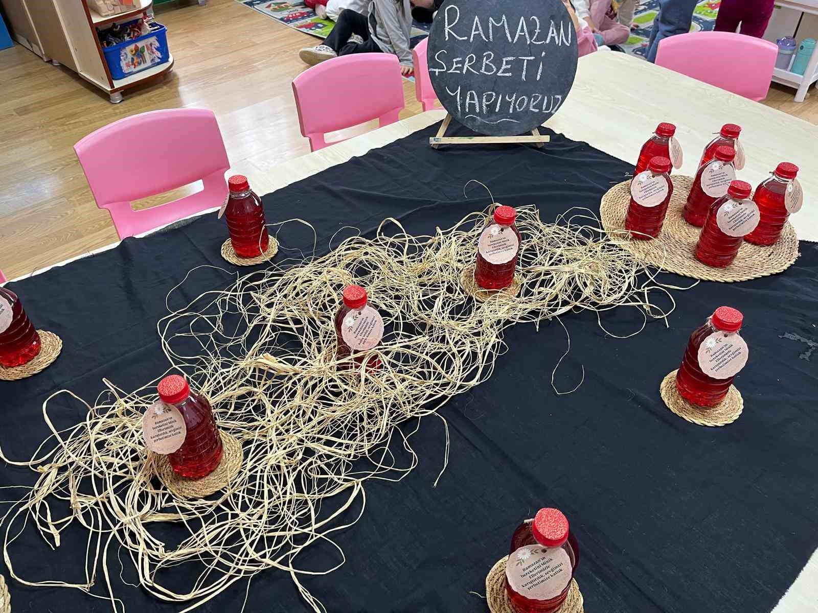 ’Minik Eller’ şerbet hazırladı
