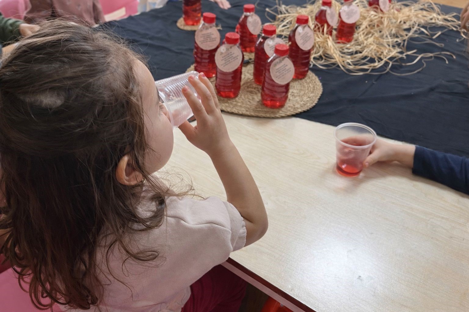 ’Minik Eller’ şerbet hazırladı
