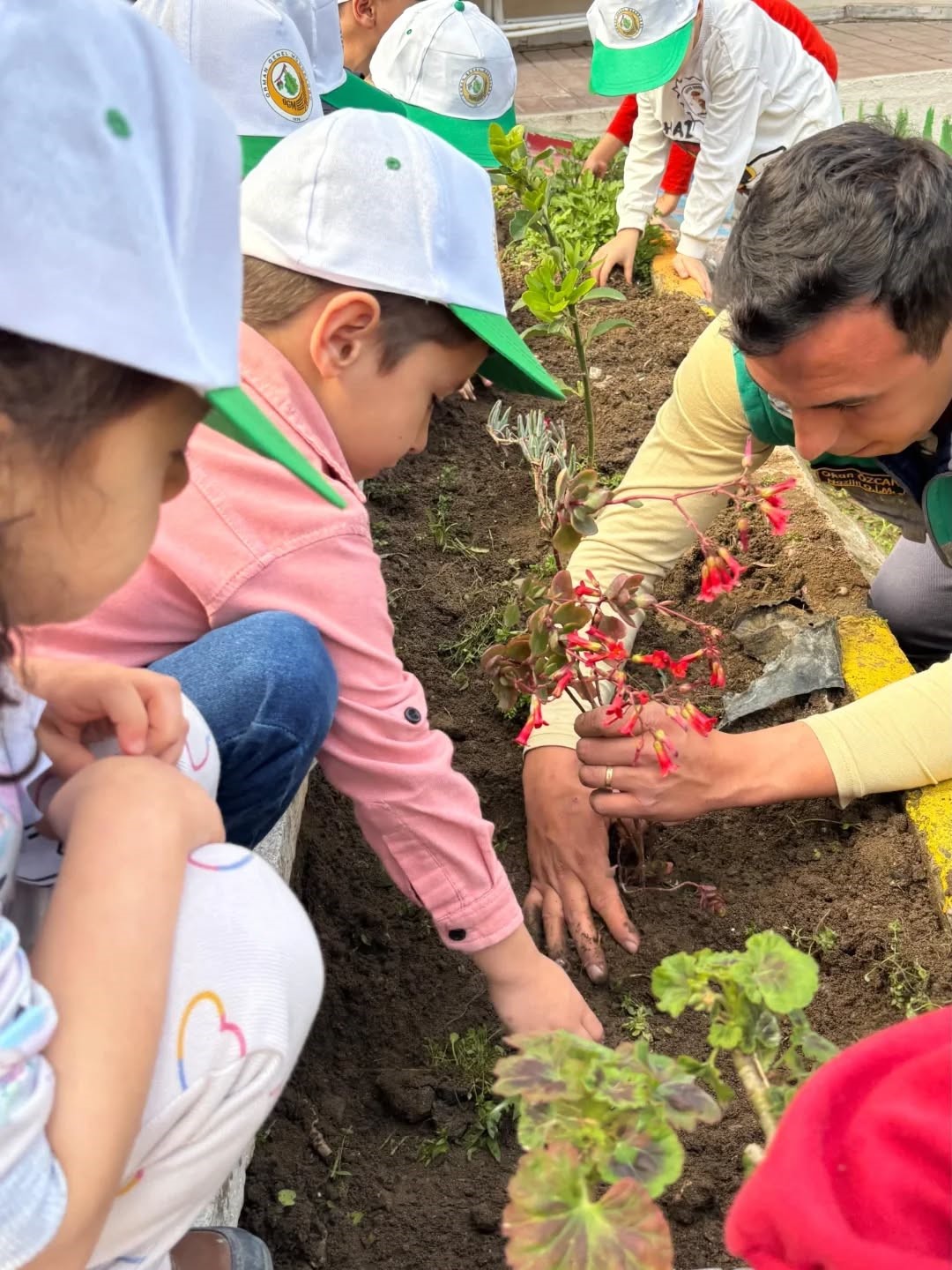 Minik eller toprakla buluştu
