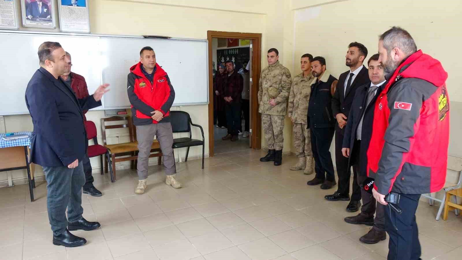 "Minik Eller Üşümesin" diye yola çıktılar
