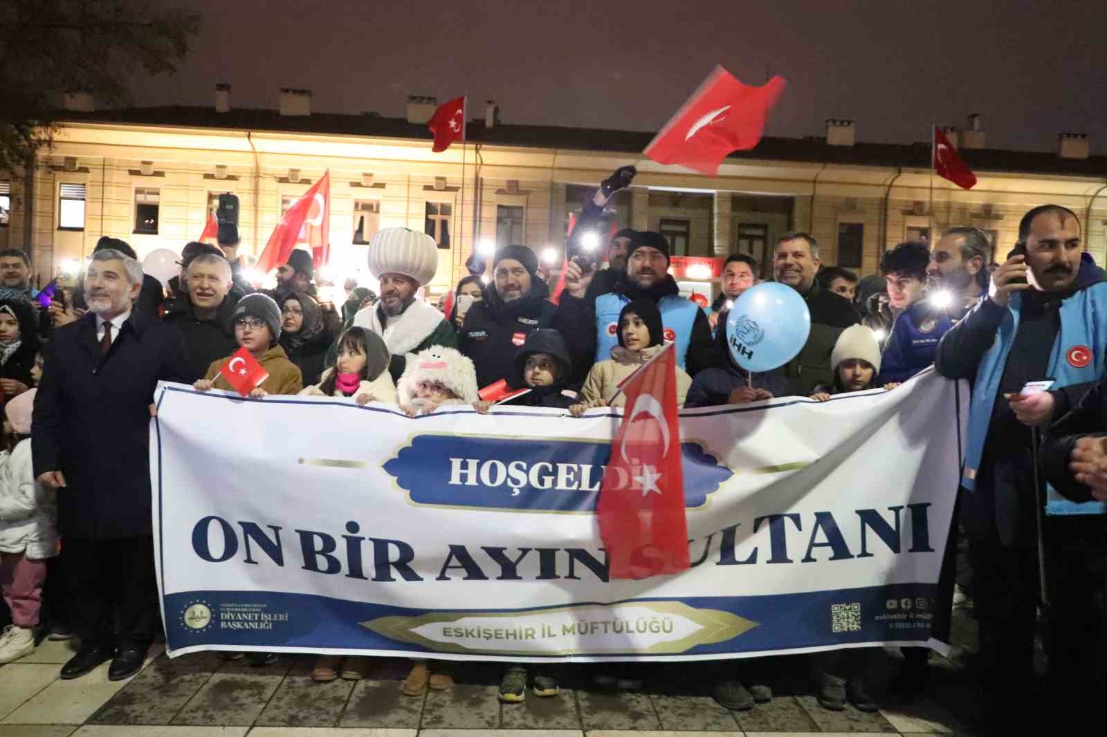 Minik ellerde fenerler, yüreklerde Ramazan sevinci
Minik ellerde fenerler, yüreklerde Ramazan sevinci