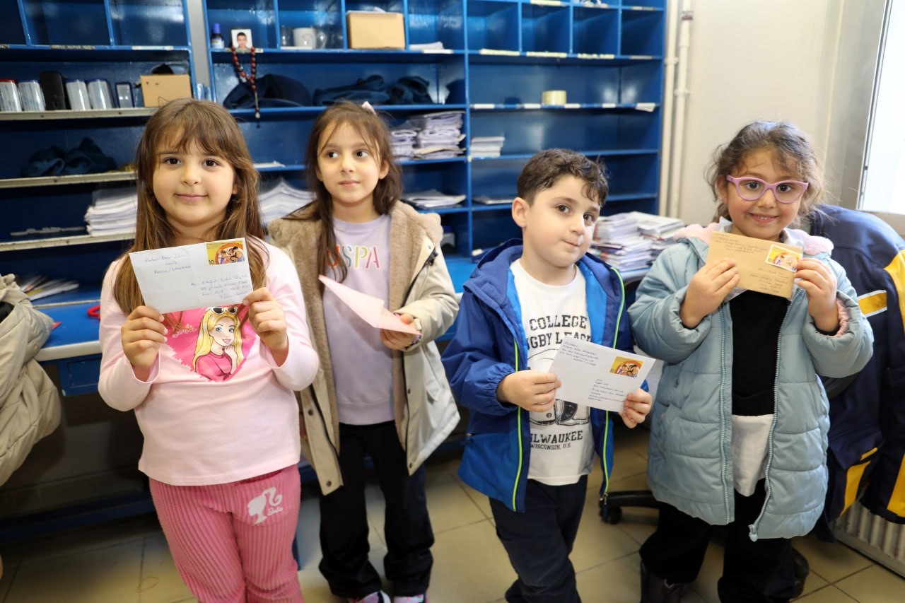 Minik ellerden büyük mutluluk: Anaokulu öğrencileri ilk mektuplarını PTT’ye teslim etti
