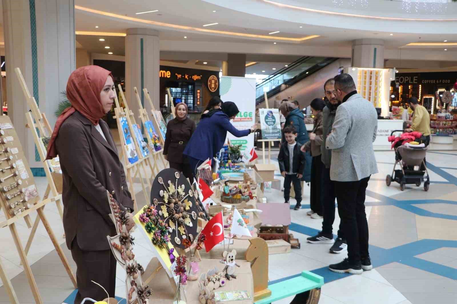 Minik ellerin doğaya dokunuşu
Minik ellerin doğaya dokunuşu