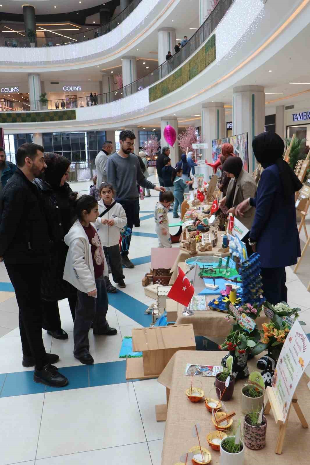 Minik ellerin doğaya dokunuşu
Minik ellerin doğaya dokunuşu