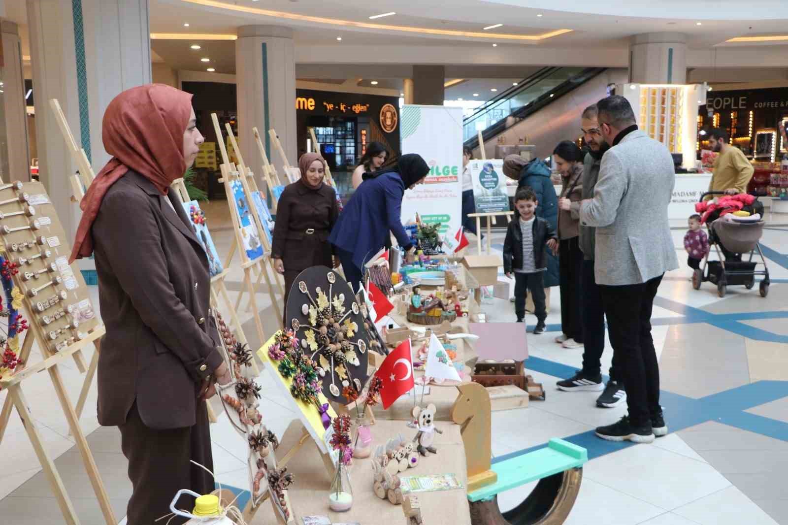 Minik ellerin doğaya dokunuşu
Minik ellerin doğaya dokunuşu