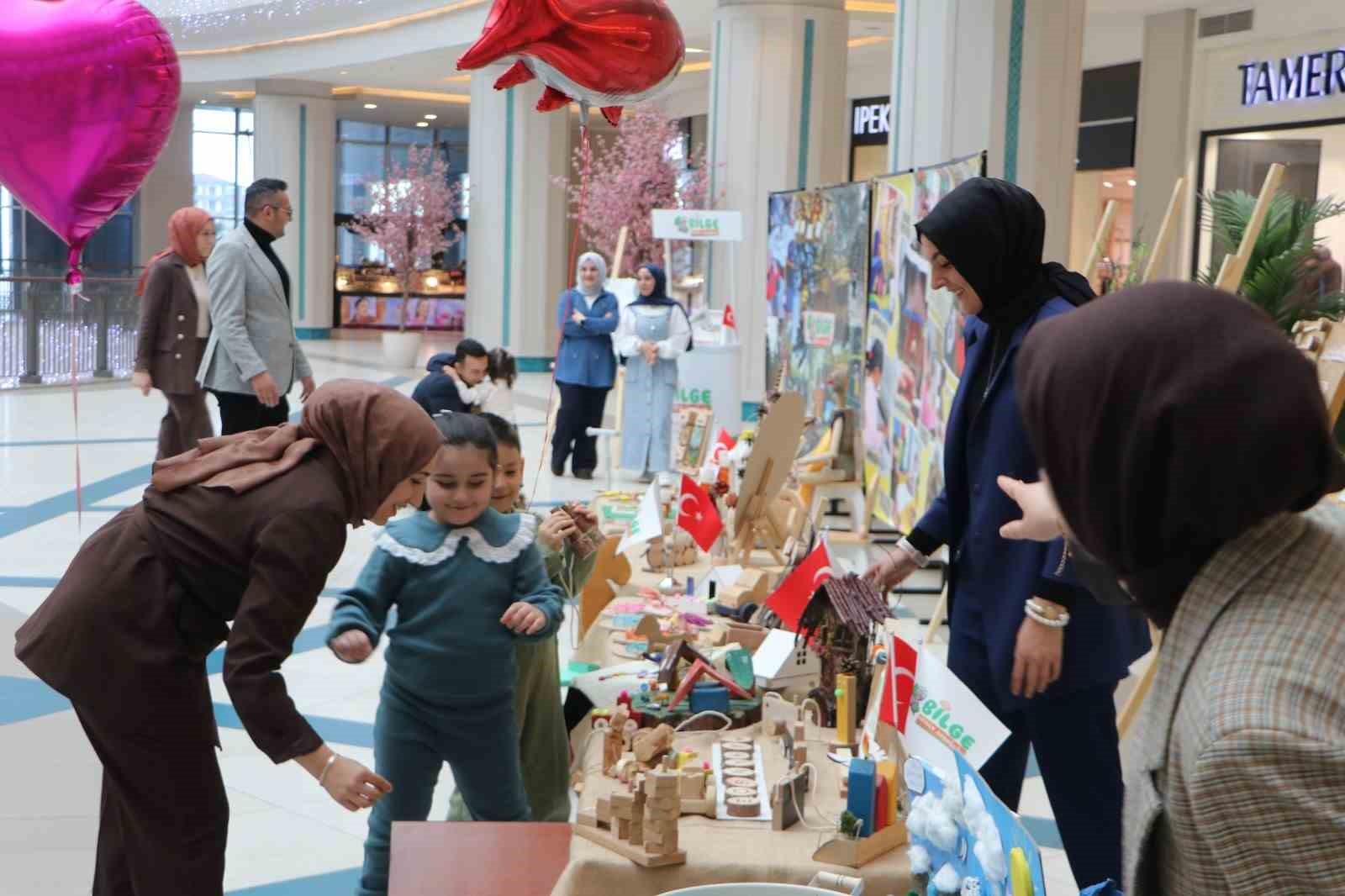 Minik ellerin doğaya dokunuşu
Minik ellerin doğaya dokunuşu