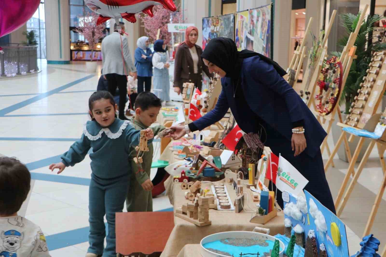 Minik ellerin doğaya dokunuşu
Minik ellerin doğaya dokunuşu