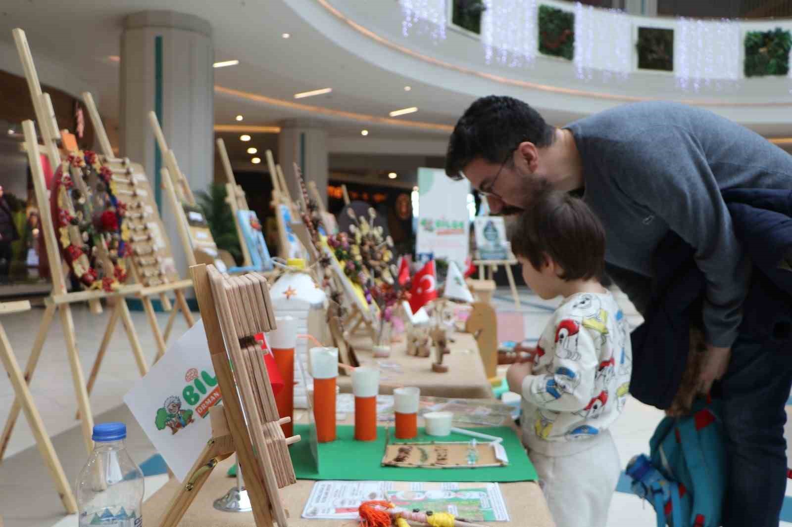 Minik ellerin doğaya dokunuşu
Minik ellerin doğaya dokunuşu