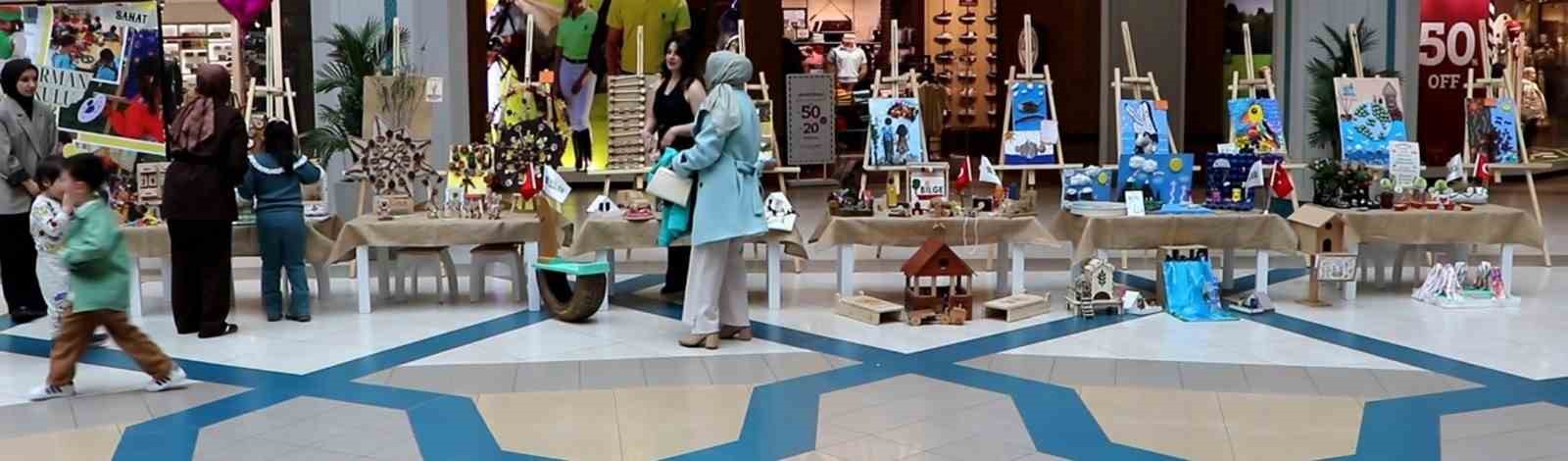 Minik ellerin doğaya dokunuşu
Minik ellerin doğaya dokunuşu