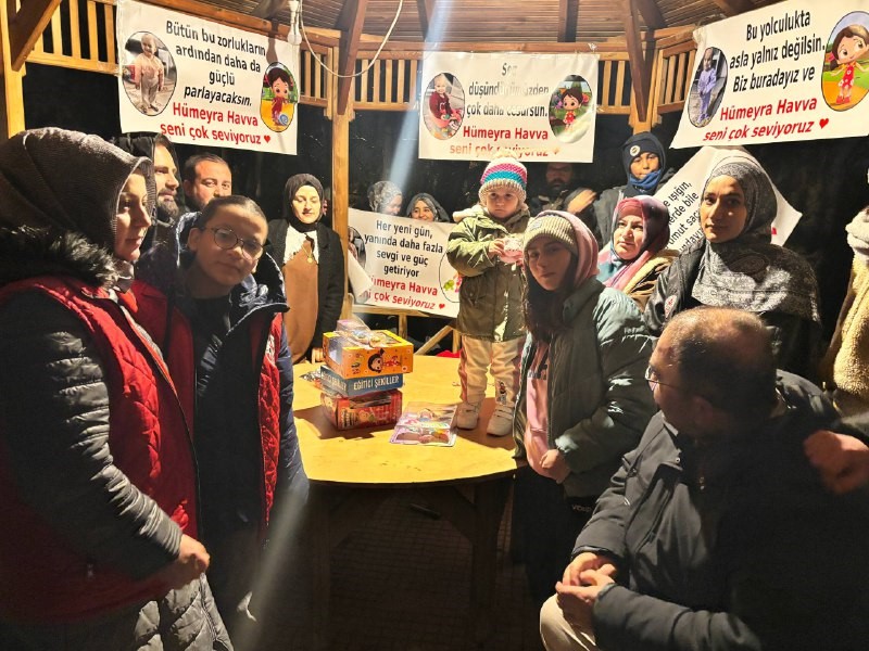 Minik Hümeyra’ya umut olmak için evinin önünde sürpriz yaptılar
