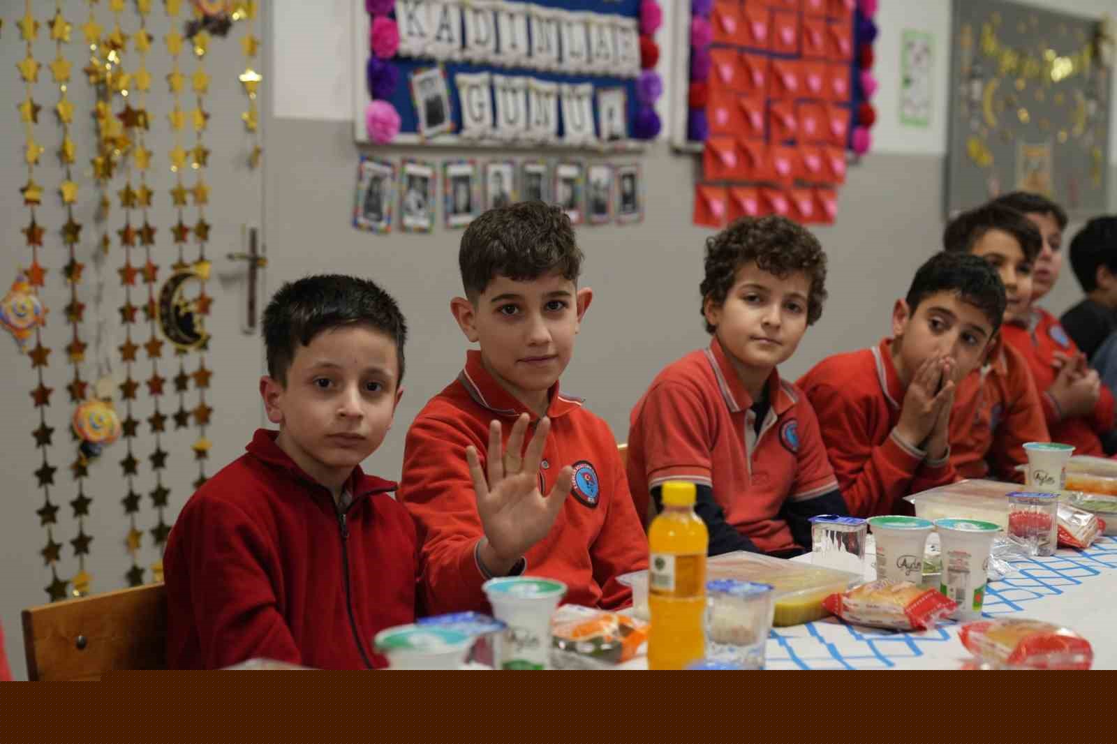 Minik kalpler iftar sofrasında buluştu
