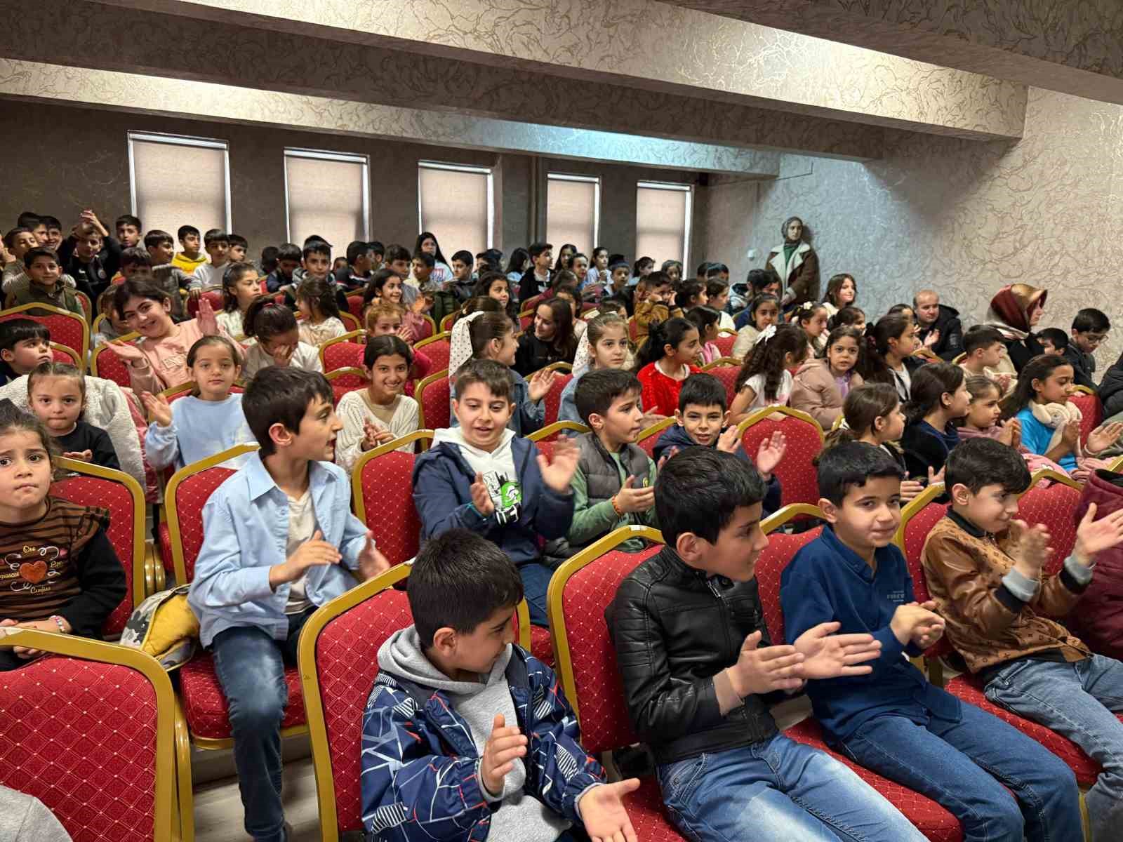 Minik kalplere tiyatro dokunuşu: "Seni Yaramaz Virüs" oyunu büyük ilgi gördü
