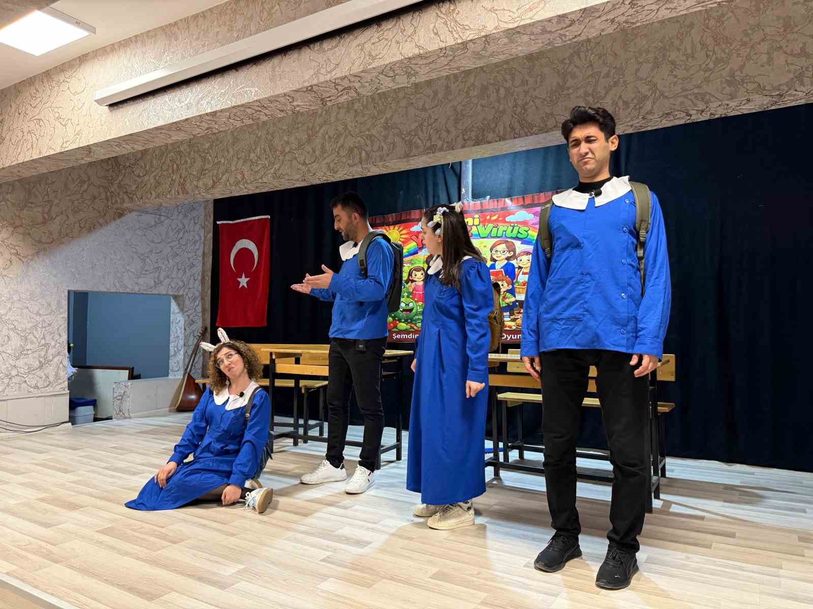 Minik kalplere tiyatro dokunuşu: "Seni Yaramaz Virüs" oyunu büyük ilgi gördü
