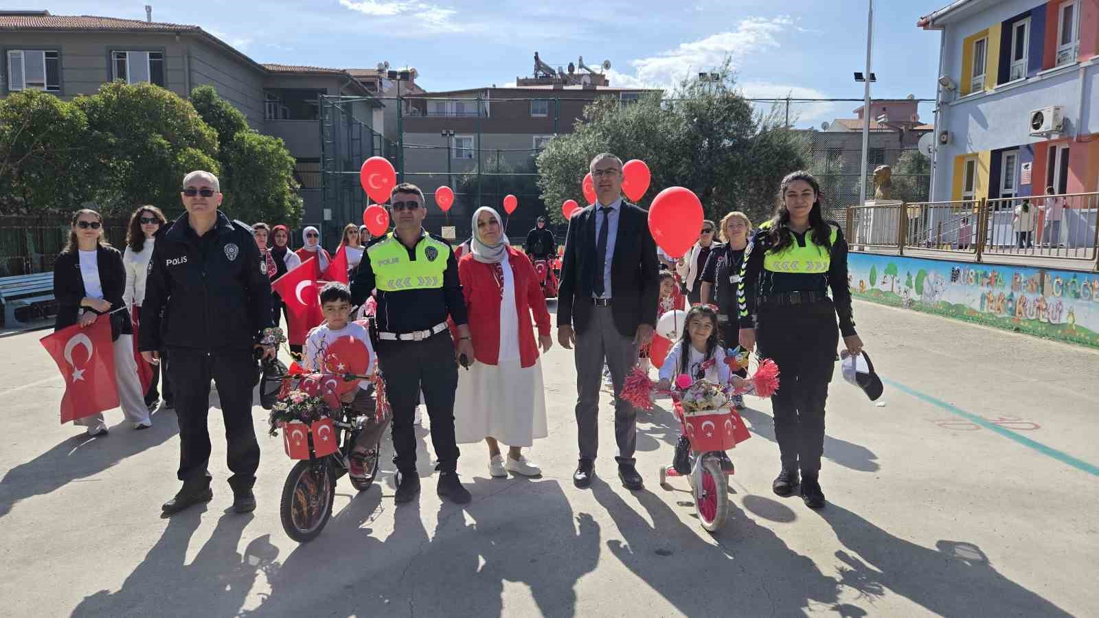 Minik öğrenciler 3 tekerlekli bisikletleriyle kaymakamlığı ziyaret etti
