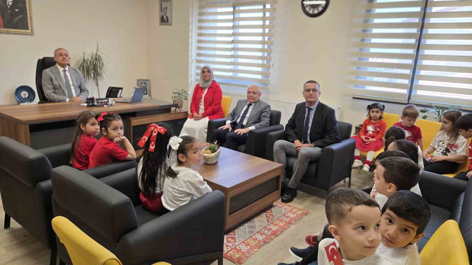 Minik öğrenciler 3 tekerlekli bisikletleriyle kaymakamlığı ziyaret etti
