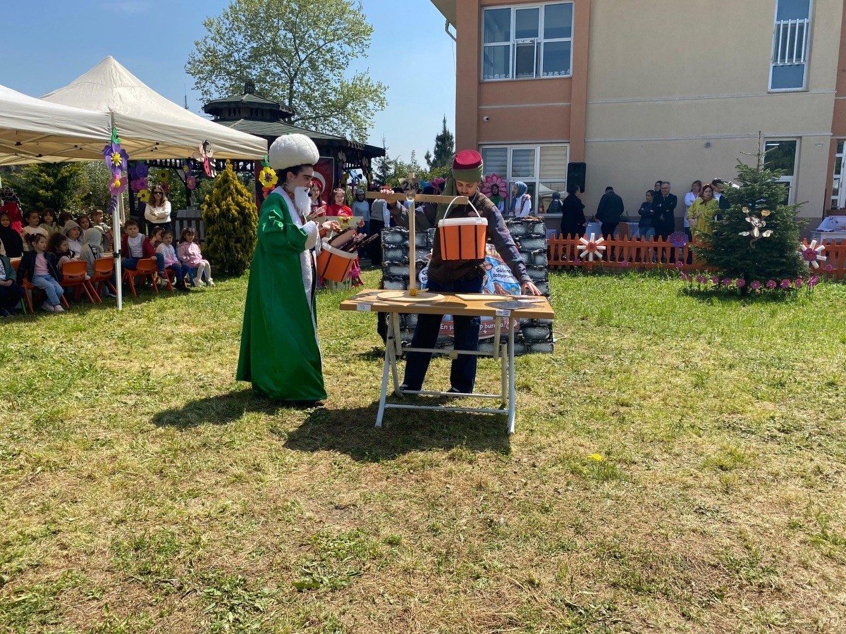 Minik öğrenciler hayallerini kağıda çizdi
