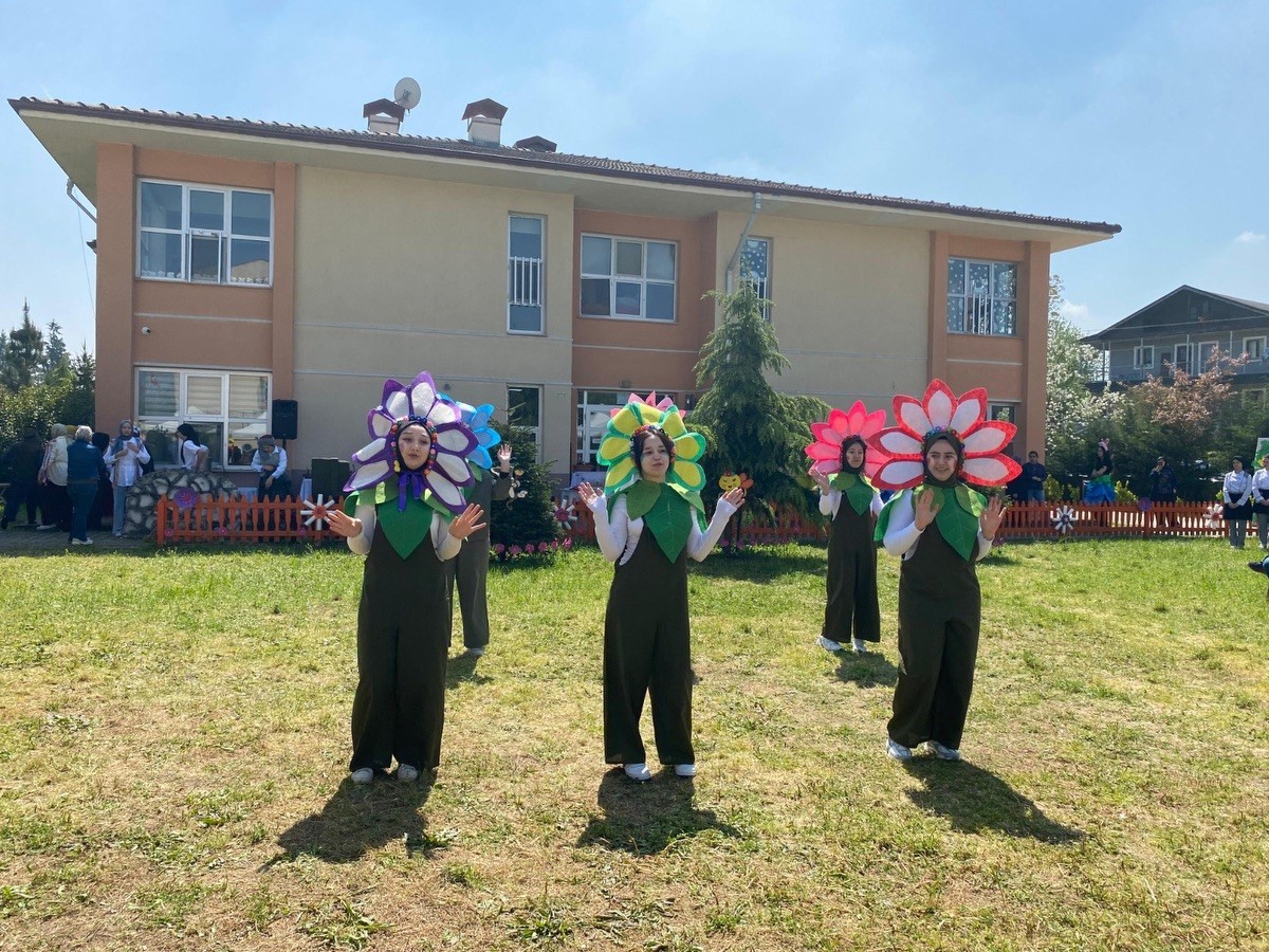 Minik öğrenciler hayallerini kağıda çizdi
